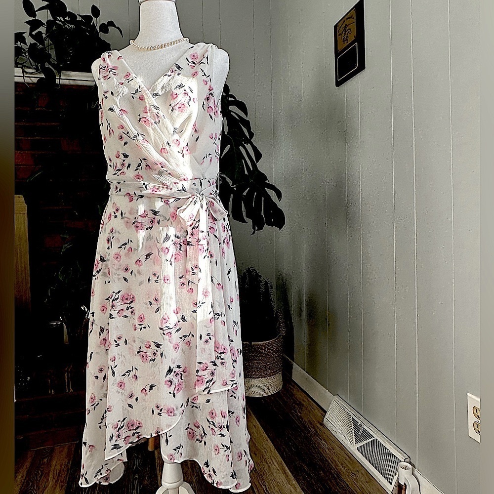 🛍️Wrap style with ties waist belt it’s beautiful dress excellent condition.